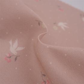 Tissu satin de coton imprimé hirondelles et fleurs roses sur fond rose chair