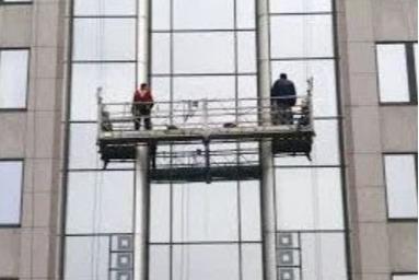 Nettoyage de vitres en hauteur avec nacelle