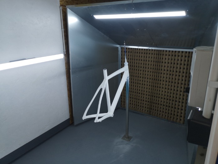 Une cabine adaptée à la peinture de cadres de vélos ou objet