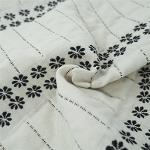 Tissu Jacquard matelassé blanc et noir à rayures et fleurs