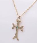 Ensemble croix arménienne sertie d'une émeraude et chaîne en or 18 carats