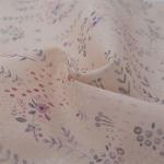 Tissu toile de coton imprimé feuilles multicolores sur fond rose chair