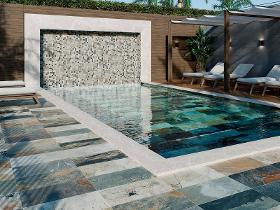 Envie de changer le style de votre piscine ? Le carrelage effet pierre de Bali