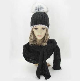 Ensemble hiver femme élégant, bonnet avec pompon et écharpe