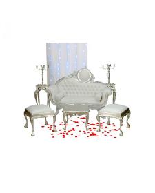 Canapé baroque imitation cuir blanc et déco de mariage assortie