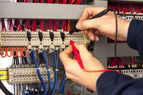 La connaissance des normes et des réglementations pour les électriciens