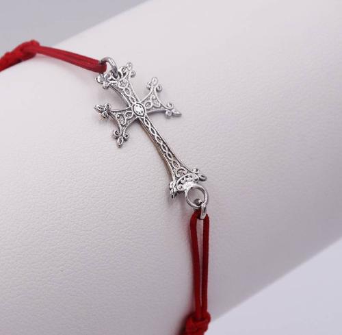 Bracelet cordon rouge tressé avec deux perles en or Croix Arménienne ajourée