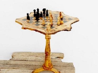 Une table de jeux d'échecs