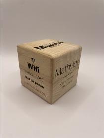 Cube en bois gravé publicitaire (Wifi,Fonction,QR code)